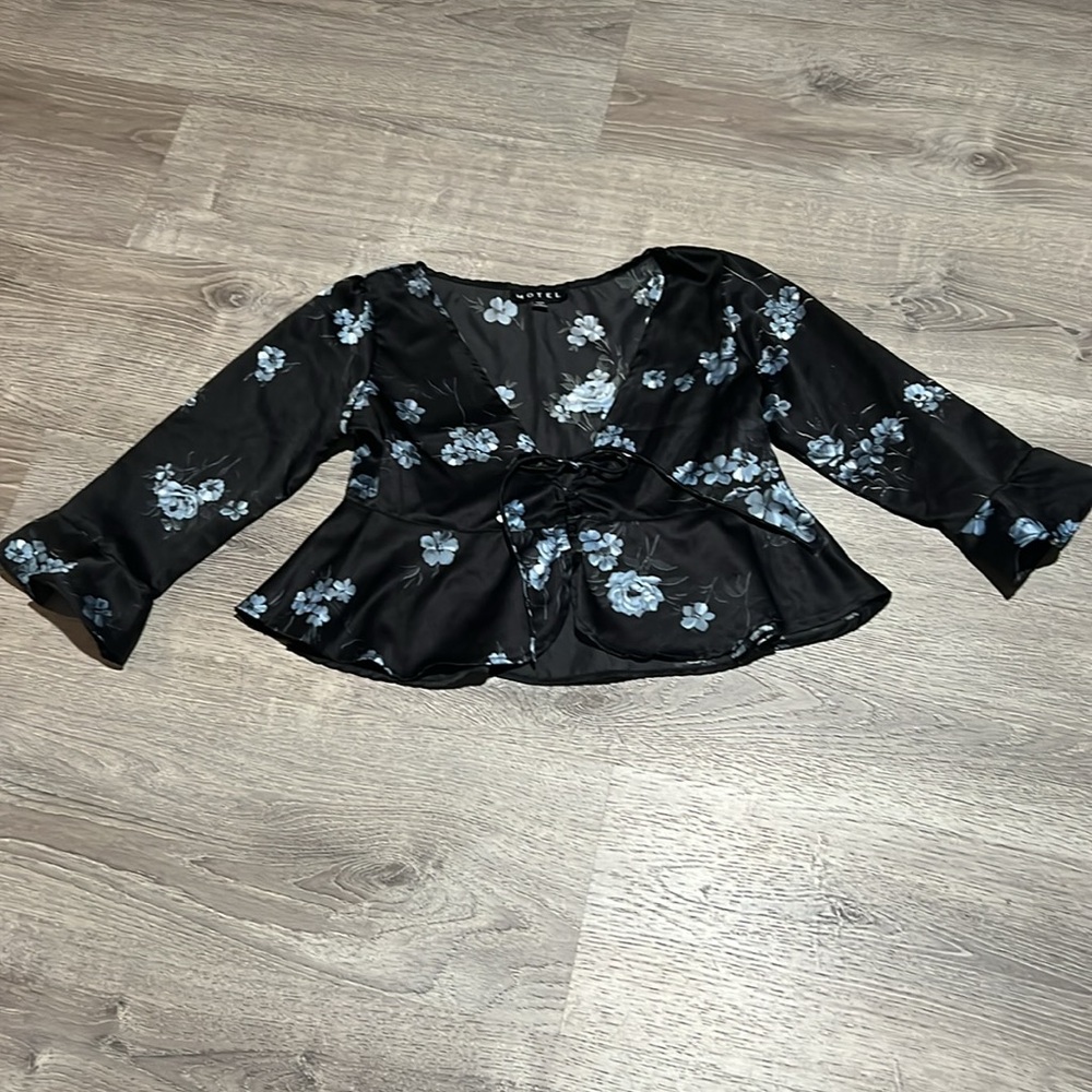 Motel Rocks Vinequa Top In Satin Mono Flower Black - Picture 2 of 14